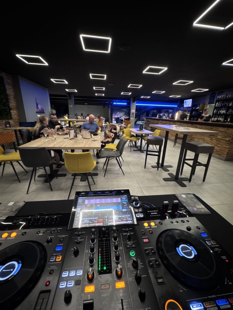 DJ événement professionnel dans le Tarn
Animation DJ soirée d’entreprise Tarn
Sonorisation et éclairage événement professionnel