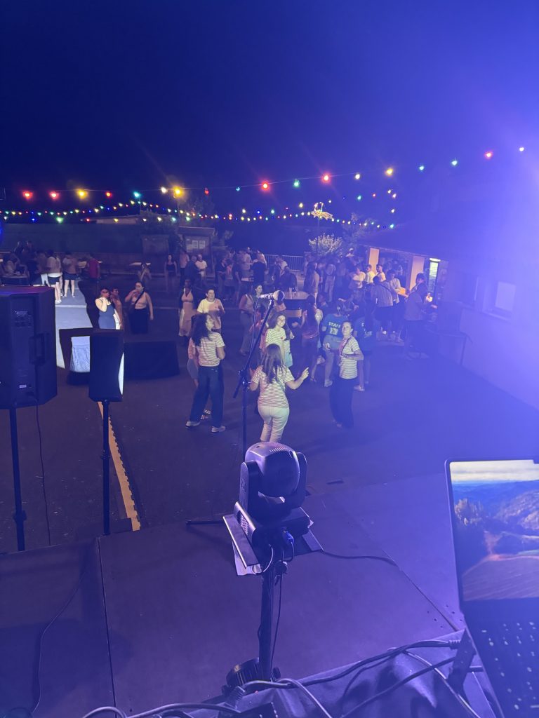 DJ NOMAD aux platines pendant une soirée